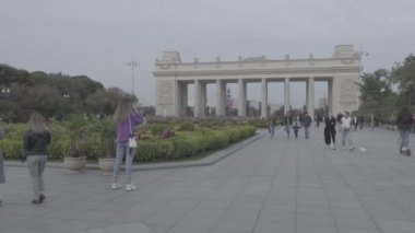 Moskova, Rusya - 11 Ekim 2020: Sıcak bir akşamda birçok insan Gorky Park 'ta yürür. Ham video. Slog 2.