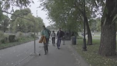 Moskova, Rusya - 11 Ekim 2020: Sıcak bir akşamda birçok insan Gorky Park 'ta yürür. Ham video. Slog 2.