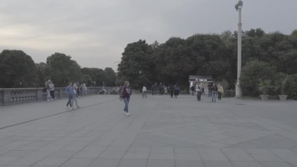 Moskau, Russland - 11. Oktober 2020: Viele Menschen gehen an einem warmen Abend im Gorki-Park spazieren. Rohes Video. SLog 2. — Stockvideo