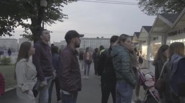 Moskova, Rusya - 11 Ekim 2020: Sıcak bir akşamda birçok insan Gorky Park 'ta yürür. Ham video. Slog 2.