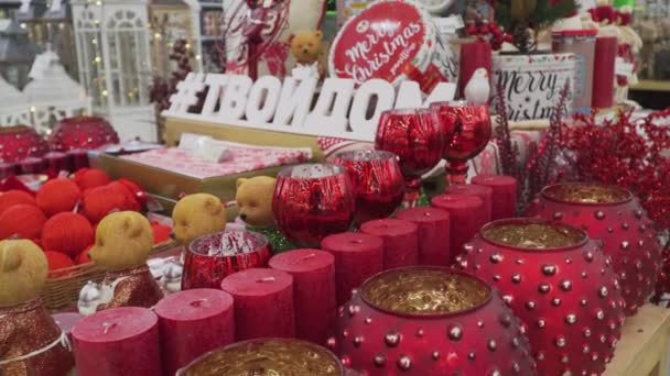 Moskou, Rusland - 14 oktober 2020: Kerst en Nieuwjaar speelgoed en geschenken worden in de winkel verkocht — Stockvideo