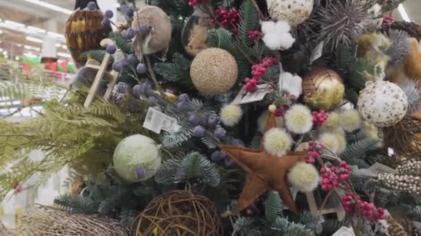 Moskou, Rusland - 14 oktober 2020: Kerst en Nieuwjaar speelgoed en geschenken worden in de winkel verkocht — Stockvideo