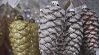 Moskova, Rusya - 14 Ekim 2020: Noel ve Yeni Yıl oyuncakları ve hediyeleri mağazada satıldı