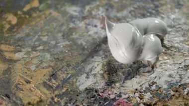 Sanatsal bir palette çok renkli yağlı boya..