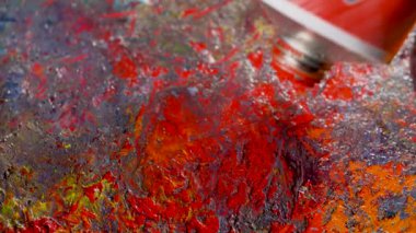 Sanatsal bir palette çok renkli yağlı boya..