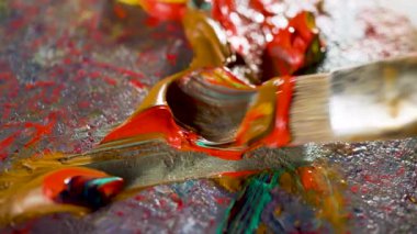 Sanatsal bir palette çok renkli yağlı boya..