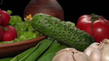 Siyah arka planda sebzelerle yaşam.