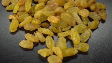 Koyu arkaplanda sarı büyük üzümler