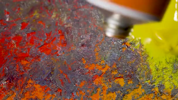 Flerfärgade oljefärger på en konstnärlig palett. — Stockvideo