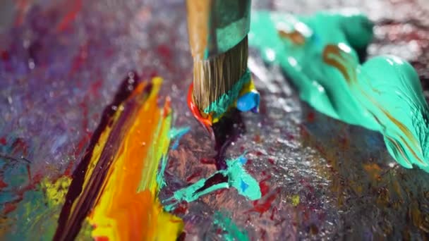 Pitture ad olio multicolori su una tavolozza artistica. — Video Stock