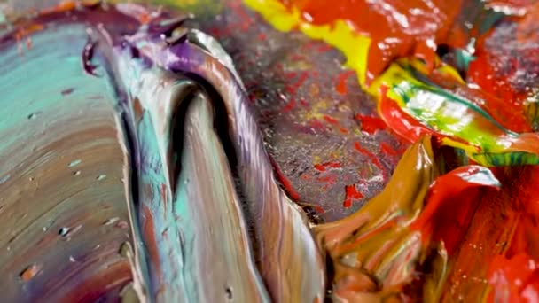 Pinturas al óleo multicolores en una paleta artística. — Vídeo de stock