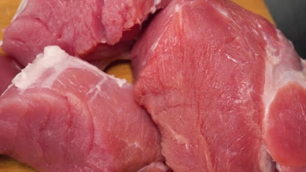 Rauw Vlees Varkenshaas Een Zwarte Achtergrond — Stockvideo