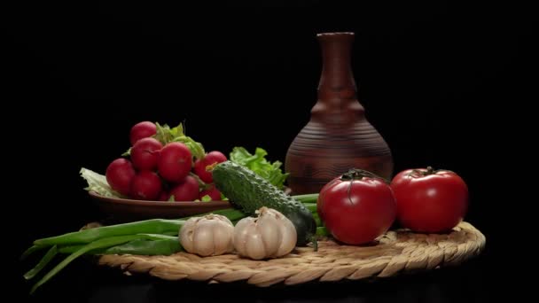 Zátiší Zeleninou Černém Pozadí Ředkve Rajčata Cibule Česnek Salát Okurka — Stock video