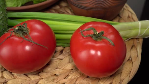 Natura Morta Con Verdure Uno Sfondo Nero Ravanelli Pomodori Cipolle — Video Stock