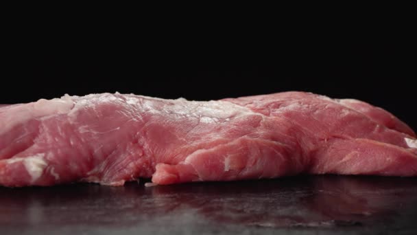 Rauw Vlees Varkenshaas Een Zwarte Achtergrond — Stockvideo