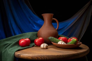 Çamurlu sürahi, domates, salatalık ve sarımsaklı bir hayat.