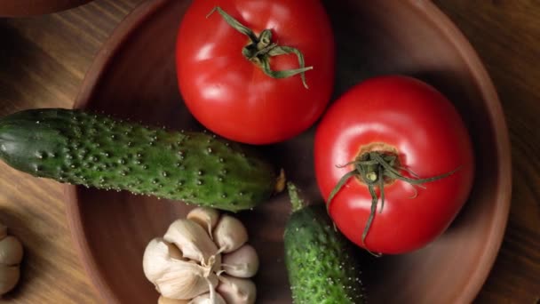 Stilleven Met Een Kleikan Tomaten Komkommers Knoflook — Stockvideo