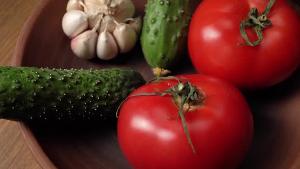 Martwa Natura Glinianym Dzbankiem Pomidorami Ogórkami Czosnkiem — Wideo stockowe