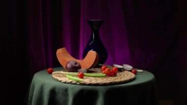 Balkabağı, kiraz domatesleri, kırmızı soğanlar ve yeşil soğanlarla dolu bir hayat