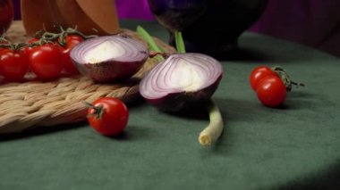 Balkabağı, kiraz domatesleri, kırmızı soğanlar ve yeşil soğanlarla dolu bir hayat