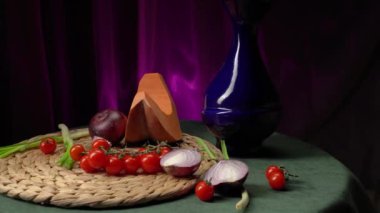 Balkabağı, kiraz domatesleri, kırmızı soğanlar ve yeşil soğanlarla dolu bir hayat