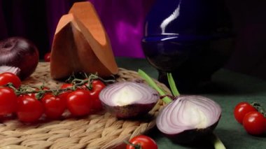 Balkabağı, kiraz domatesleri, kırmızı soğanlar ve yeşil soğanlarla dolu bir hayat