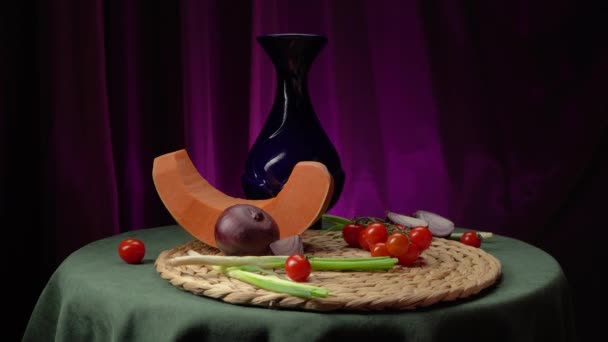 Stillleben Mit Kürbis Kirschtomaten Roten Zwiebeln Und Grünen Zwiebeln — Stockvideo