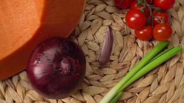 Natureza Morta Com Abóbora Tomate Cereja Cebola Vermelha Cebola Verde — Vídeo de Stock