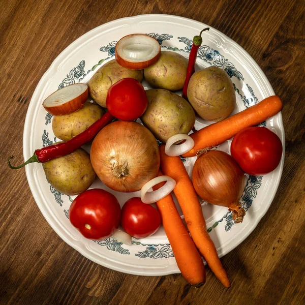 Raw Vegetables Plate Potatoes Onions Tomatoes Carrots Hot Red Peppers — Stock Photo, Image