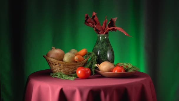 Stillleben mit Gemüse auf grünem Hintergrund. — Stockvideo