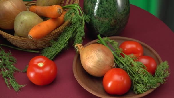 Naturaleza muerta con verduras sobre un fondo verde. — Vídeos de Stock
