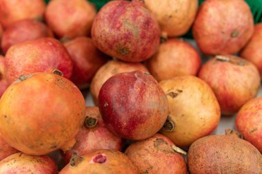 Süpermarkette tezgahın üzerinde taze nar var.