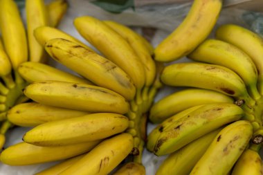 Süpermarkette taze muzlar tezgahta