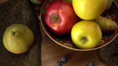 Siyah arka planda elmalar ve armutlarla dolu bir hayat.