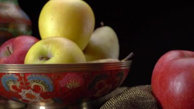 Siyah arka planda elmalar ve armutlarla dolu bir hayat.