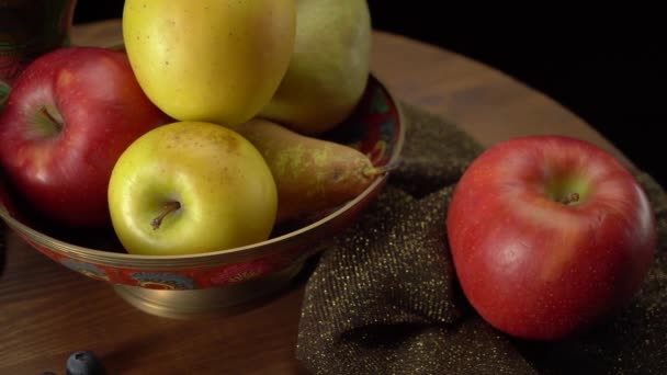 Bodegón con manzanas y peras sobre fondo negro. — Vídeo de stock