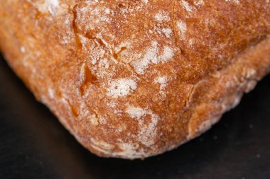 Siyah arka planda Ciabat ekmeği yakın plan.