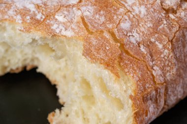 Siyah arka planda Ciabat ekmeği yakın plan.