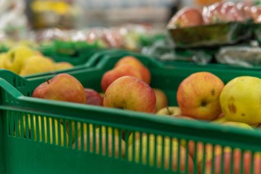 Süpermarkette tepside taze elmalar..