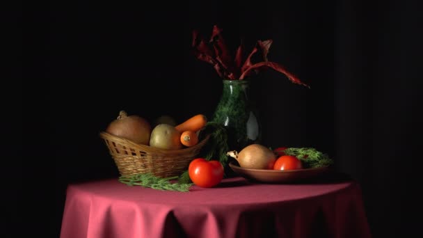 Naturaleza muerta con verduras sobre un fondo verde. — Vídeo de stock