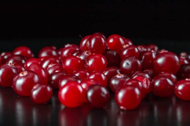 Bir sürü yabanmersini siyah arka planda kapanıyor.