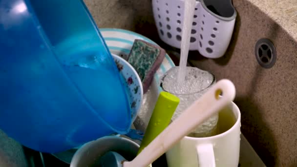 A água derrama em pratos sujos na pia da cozinha — Vídeo de Stock