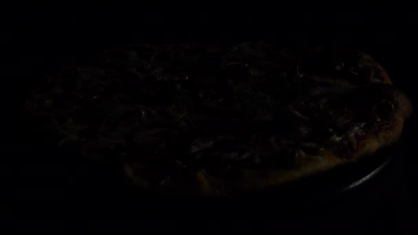 Pizza caseira com carne defumada, tomates, azeitonas e ervas. — Vídeo de Stock