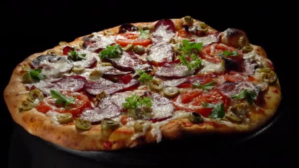 Pizza fatta in casa con carne affumicata, pomodori, olive ed erbe aromatiche. — Video Stock