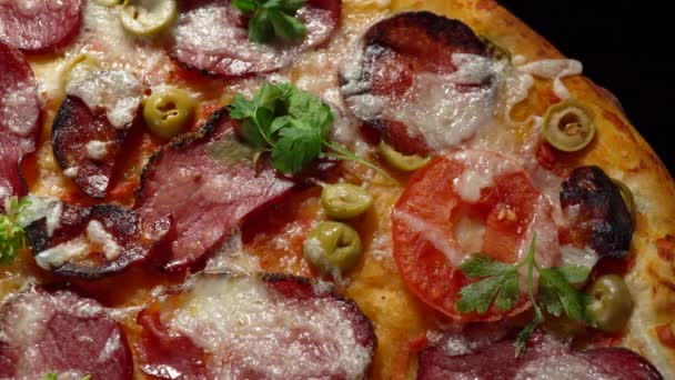 Pizza casera con carne ahumada, tomates, aceitunas y hierbas. — Vídeo de stock