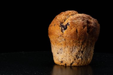 Siyah arkaplana yakın plan kek..