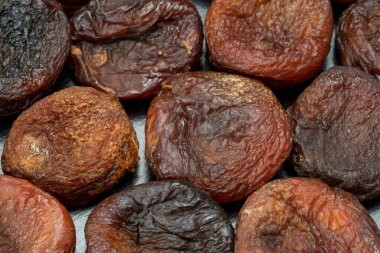 Siyah arka planda koyu kurumuş kayısılar..