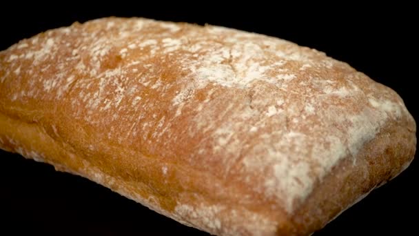 Хліб Ciabat на чорному фоні крупним планом . — стокове відео