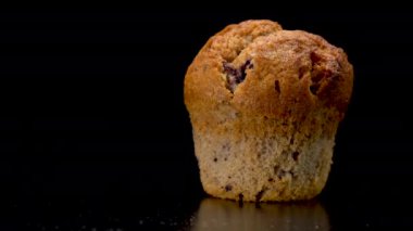 Siyah arkaplana yakın plan kek..