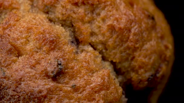 Cupcake muffin närbild på en svart bakgrund. — Stockvideo